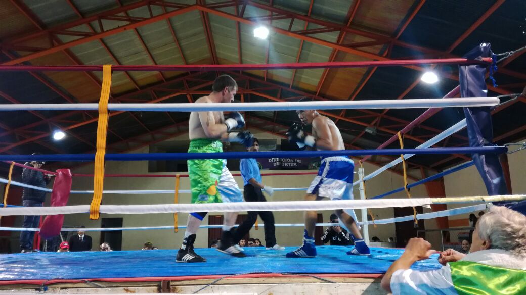 deportetotal_bo's tweet photo. #BoxProfesional
Arzovi Zapata gano por KO en el segundo asalto, en el 1'24" un golpe fulminante termino con Guillermo Lettieri. https://t.co/bx9iohrUmW