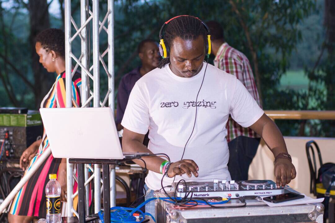 vineradioug's tweet photo. Highlights from #RedSofaSessions: Then there was the entertainment🎶🎶 Thank you @kimera516 @deejayawar @JackieSenyonjo1 for the entertainment https://t.co/v4zt9dxfgB