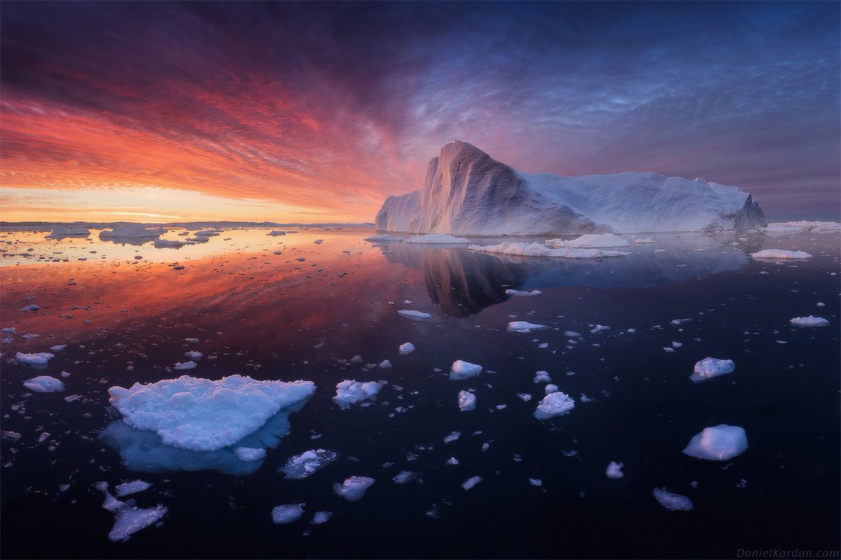 Midnight sun at Disko bay, Greenland | Photography by ©Daniel Kordan
