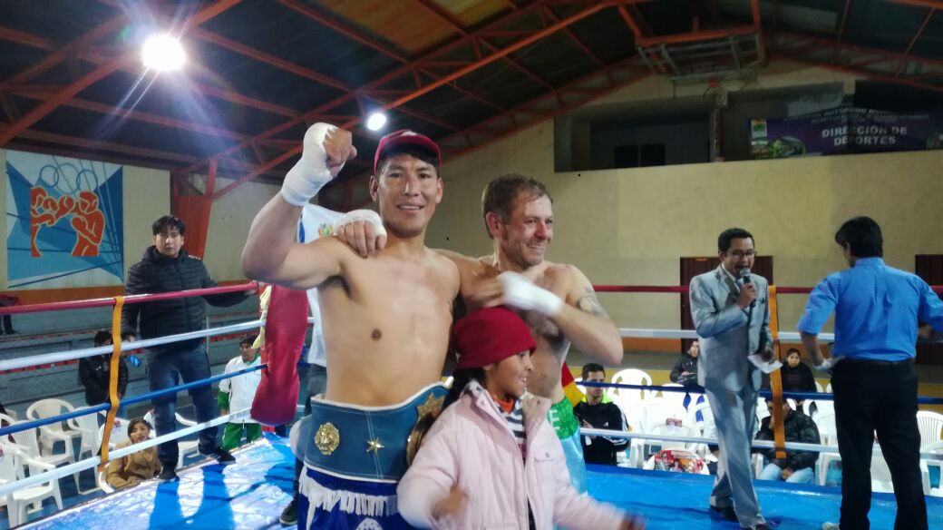 deportetotal_bo's tweet photo. #BoxProfesional
Arzovi Zapata gano por KO en el segundo asalto, en el 1'24" un golpe fulminante termino con Guillermo Lettieri. https://t.co/Ba3pYRqgwj