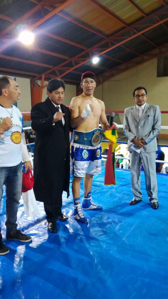deportetotal_bo's tweet photo. #BoxProfesional
Arzovi Zapata gano por KO en el segundo asalto, en el 1'24" un golpe fulminante termino con Guillermo Lettieri. https://t.co/Rca0z3DPyK