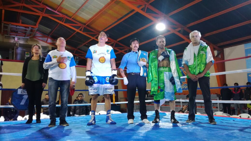deportetotal_bo's tweet photo. #BoxProfesional
Arzovi Zapata gano por KO en el segundo asalto, en el 1'24" un golpe fulminante termino con Guillermo Lettieri. https://t.co/bx9iohrUmW