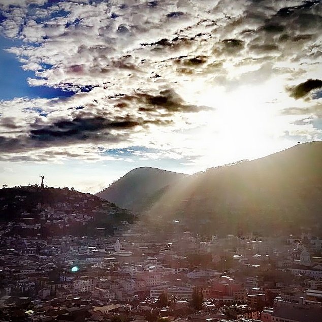 gabinotorres's tweet photo. Y mientras... la postal de ayer en #Quito
El panecillo y yo tenemos historia o no? @ATUSESPALDAS https://t.co/6oaNLDAWGk