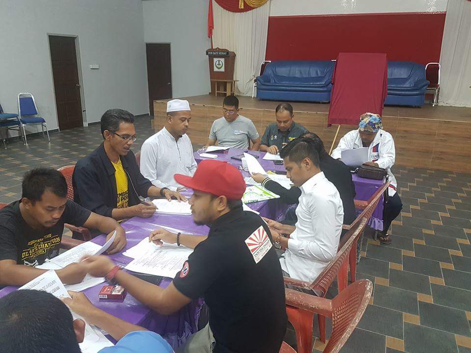 AmranLarut's tweet photo. Mesyuarat Liga Bola Sepak Piala YB Dato Seri Hamzah Menteri KPDNKK merangkap Ahli Parlimen Larut bil 2
@dhzhamzah @PerakBNYouth https://t.co/t8o5i1uiBl