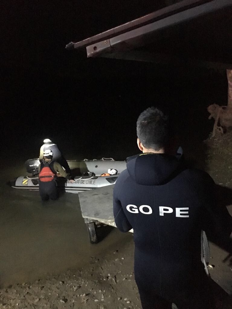 #Talca:Gope rescata esta madrugada a tres pescadores desde Río Maule, cuyo bote choco con islote.