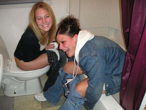 Girls_Pee's tweet image. #pee #pissing #toilet #nsfw https://t.co/JOWm...