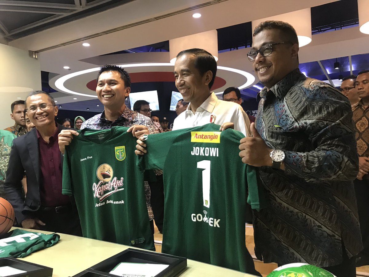 <a href="/iskan_dahlan/">Dahlan Iskan</a> , Presiden Club Azrul Ananda, Presiden <a href="/jokowi/">Joko Widodo</a> dan Manajer Tim Chairul Basalamah berfoto dengan jersey <a href="/persebayaupdate/">Official Persebaya</a>