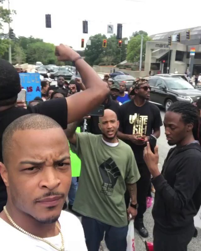 TheYBF's tweet image. #TI hosted a protest at Houston’s Restaurants in Atlanta after hearing multiple stories about the establishment discriminating against Afri…