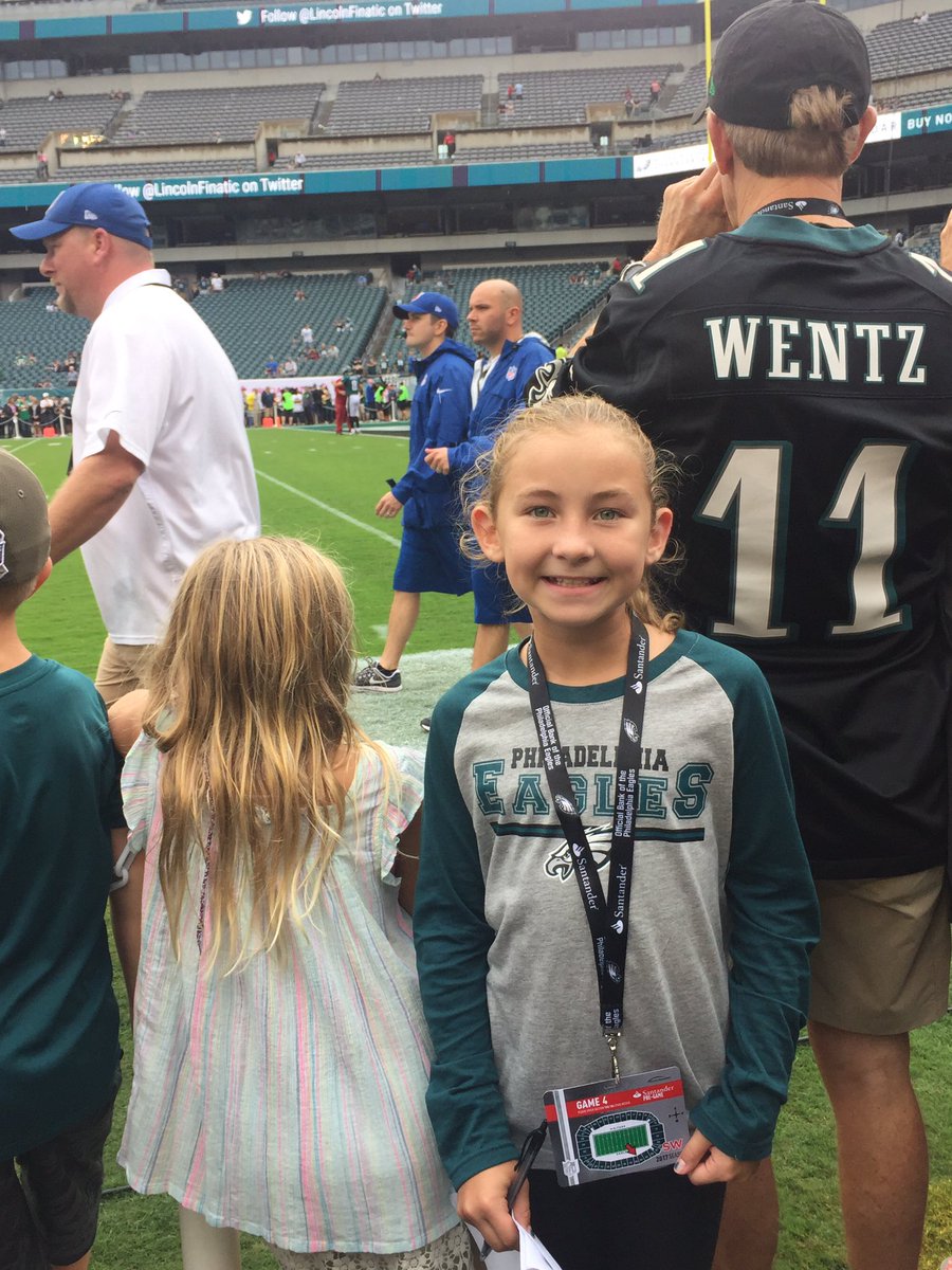 ncholly880's tweet photo. Game time! #flyeaglesfly https://t.co/rdwyouSglC