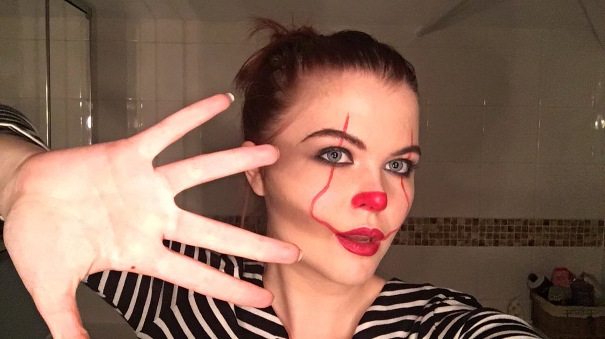 crybabybleu's tweet photo. #31daysofhalloween day 8 🤡 a basic 2017 pennywise https://t.co/sITLRpSVDF