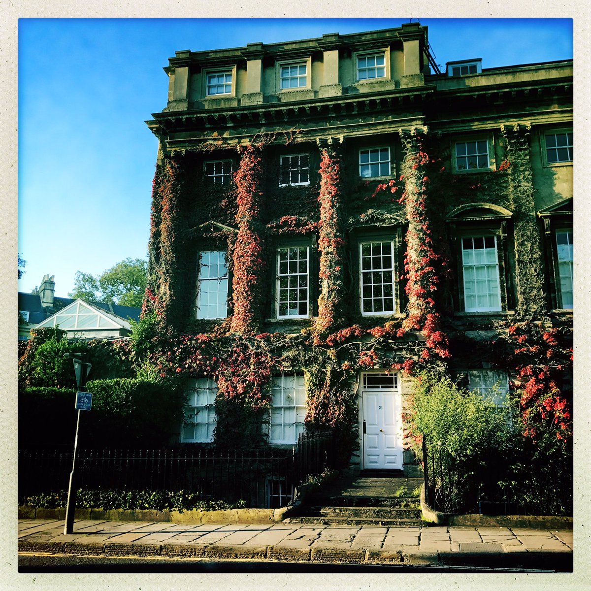 gemcairn's tweet photo. Nice 1 @Bathfestivals, bloomin loved that, so much so that it prompted a Rasta-feather headpiece. P.S Dear Bath in general can I live here?😍 https://t.co/xgpsKeNIH5