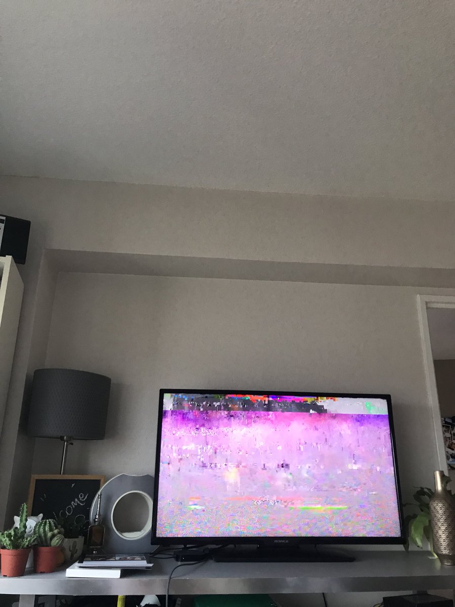 chaal0te's tweet photo. À quand une résolution du problème @SFR_SAV ? Plus du tout de TV ! https://t.co/x4ZYfx0HGA