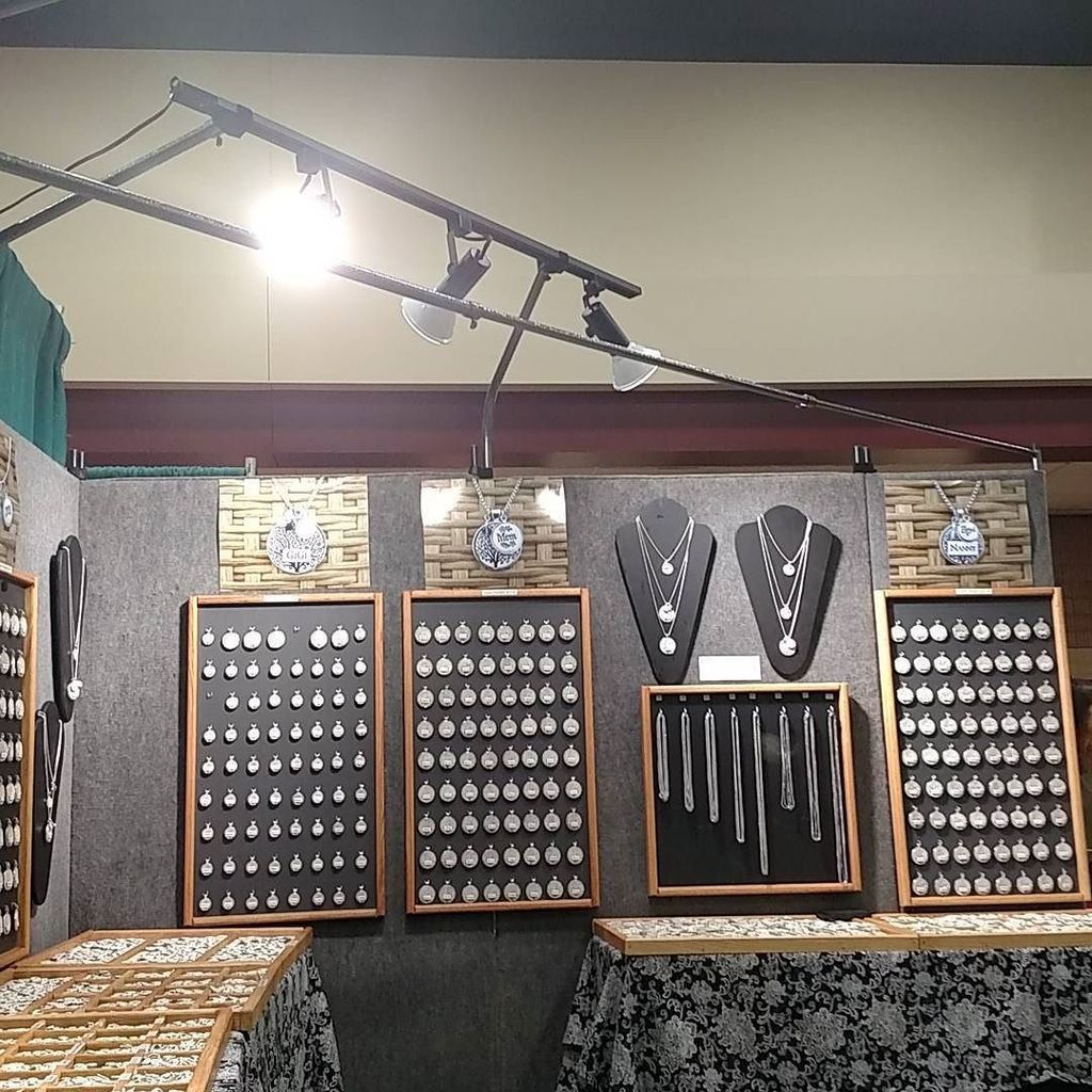 ClayHopeJewelry's tweet photo. Things are in full swing today out at the #craftmensfair in #gatlinburg so come say hi!
.
.
.
.
.
#clay #hope #jewelry #pottery #Swarovski … https://t.co/UVmhEFbTI8