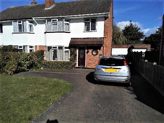 KNIGHTSSB_LTD's tweet photo. Just taken on a great 3 Bed Semi in SL2, Stoke Poges. Conservatory parking for 4 cars, garage garden close to all amenities. £1650pcm https://t.co/H1qMEEccnL