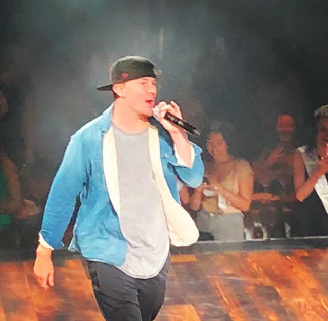 channingtatumbr's tweet photo. 📸FANPICS | Channing Tatum com fãs ontem em Las Vegas. O ator esteve presente em uma das apresentações de Magic Mike Live. https://t.co/cQgstLgX27