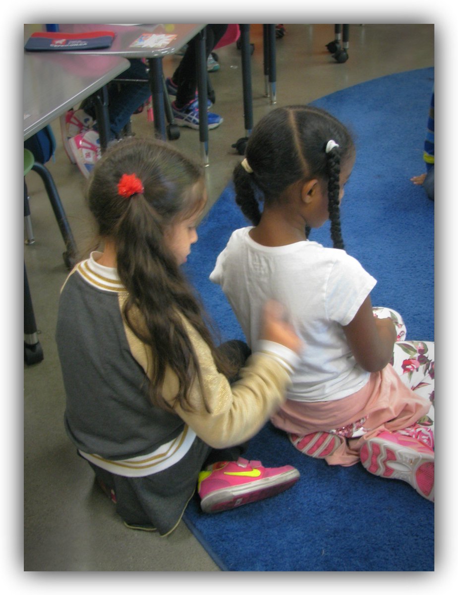 Pratique des mots de vocabulaire:  certains choisissent d'écrire sur une feuille, d'autres sur le dos d'un ami.