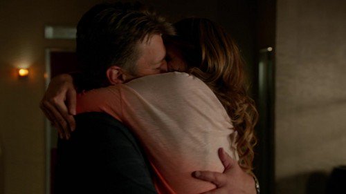 stana_katic_fr's tweet photo. #BeckettSouvenirs
#Castle ep #6x03 " Need to know "
#ElizabethBeall #LarryShaw
07/10/2013 https://t.co/8nMjuzso4q