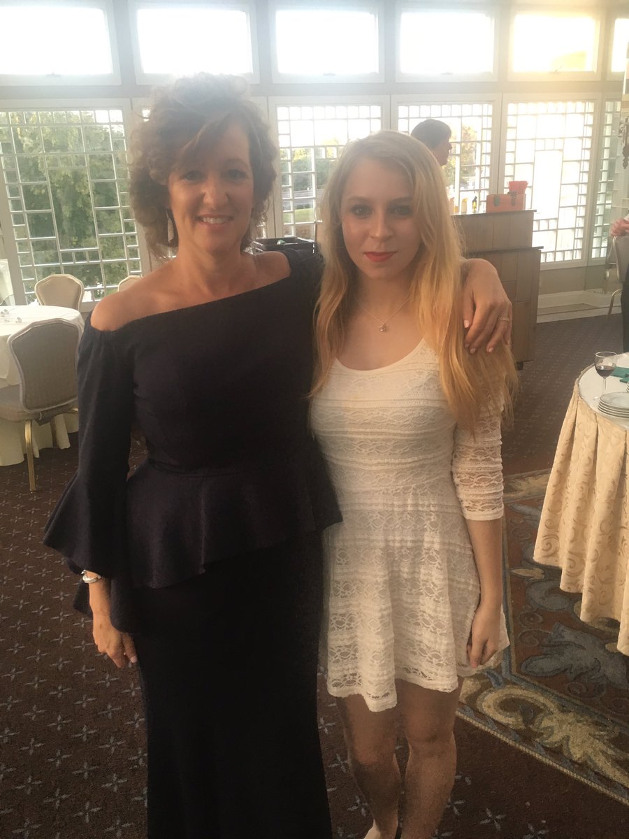 ZabrinaCochran's tweet photo. Me and my aunt Lisa!! https://t.co/xDr6fNPTkG