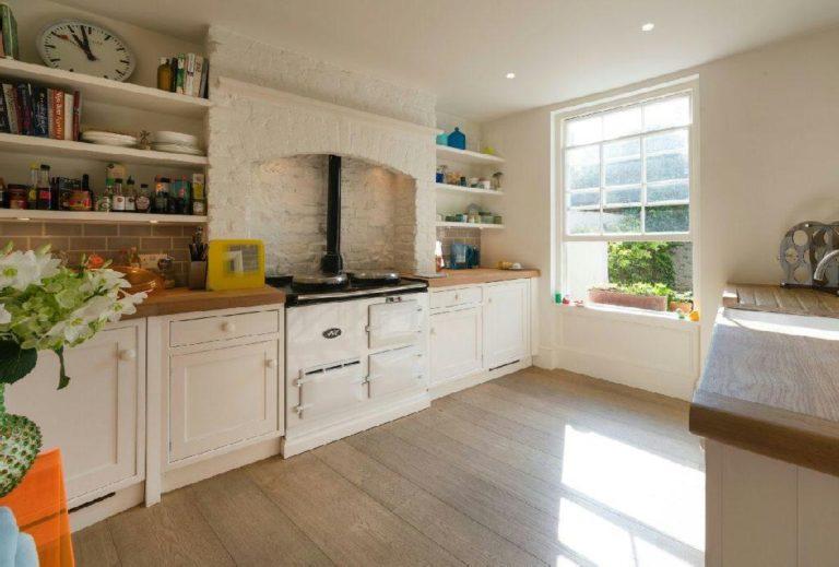 rightmove's tweet photo. Any Jamie Oliver fans fancy a tour of the super chef's old home? It's listed here: https://t.co/V2ZWD2huIw #KitchenGoals https://t.co/s9NT3uRL5A