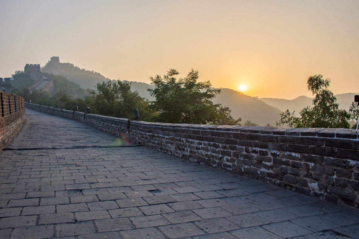 xiaofan19454's tweet photo. Sunrise at Badaling Great Wall in Beijing #China on October 1st 2017: https://t.co/aXVaKMIuWL