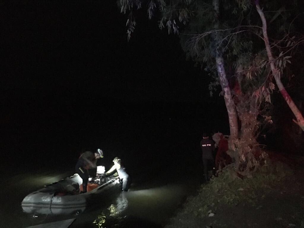 #GOPE de Carabineros rescata con vida a 3 personas que caen al río #Maule tras volcar embarcación en sector #Curtiduría.