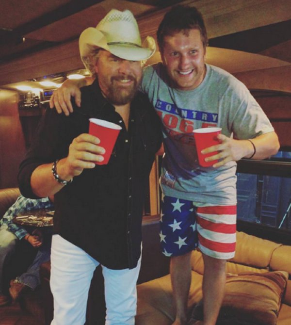 tobykeith's tweet photo. Who's got a Sharpie? https://t.co/0bx06xEBAs