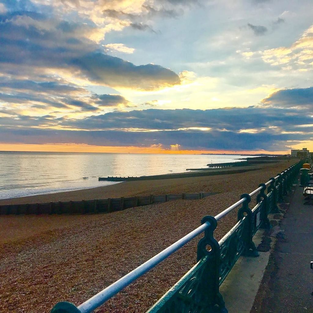 Watching the sunset on Hove beach 🌤#hove #brighton #sun #sky #photooftheday #picoftheday #love #photographer #phot… ift.tt/2hXufua
