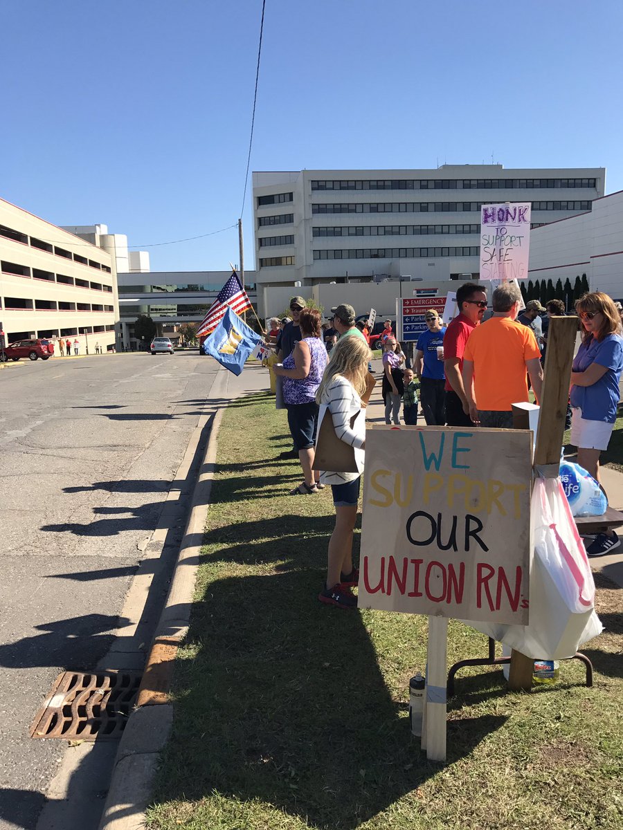 lillelle's tweet photo. Protesting "the man" to stand up for @NationalNurses @minurses Michigan nurses! Patients before profit! #marquette #dukelifepoint https://t.co/oqY2oShpYP