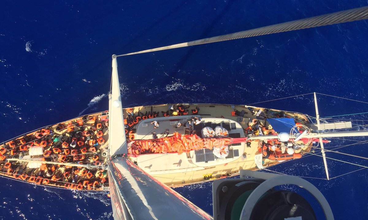 A esta multitud de invisibles habrá que darles banderas para que los medios hablen de ellos, ah! Que no vende? no interesamos? Pues seguimos