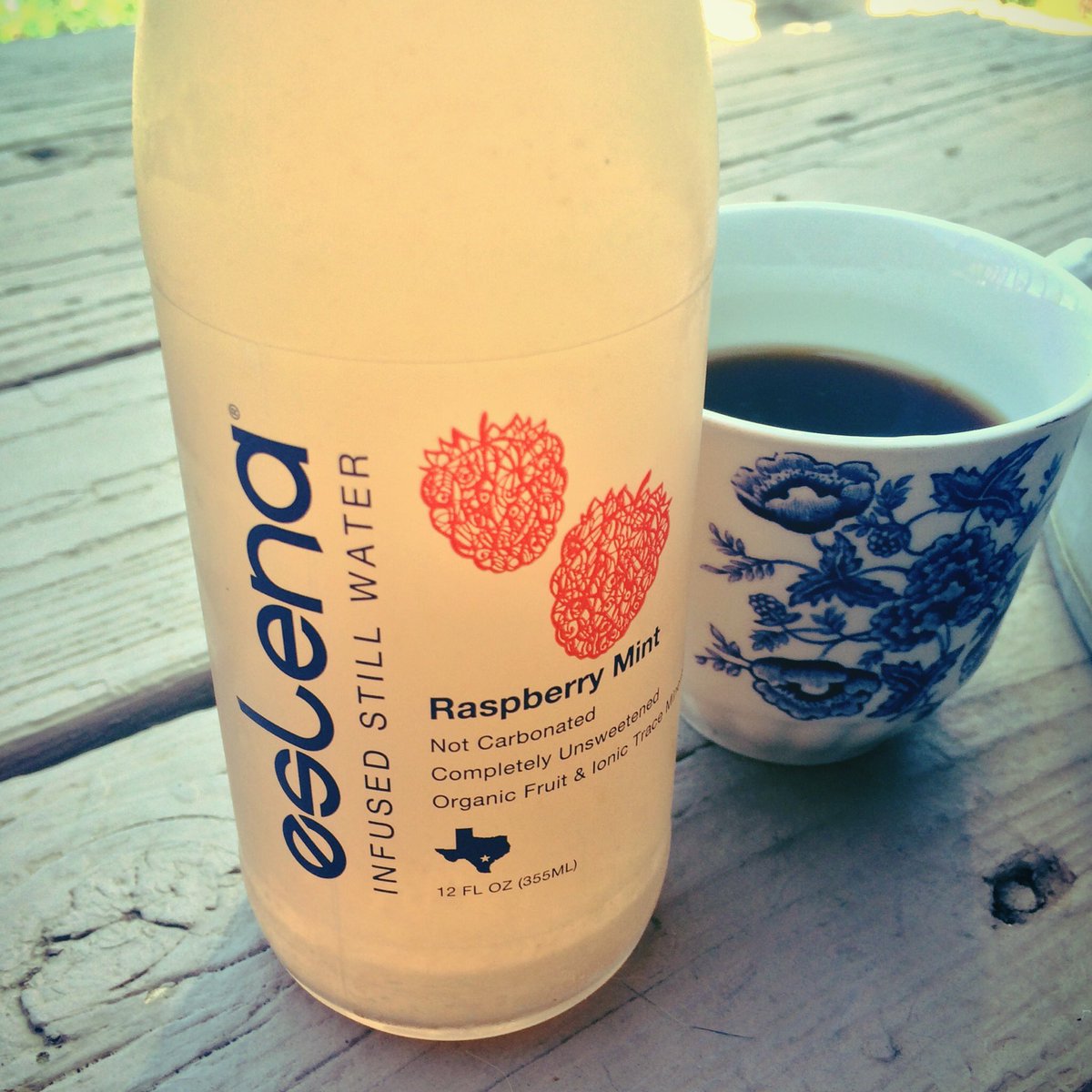 Why choose when you can have both? #eslena #coffee #sundaypals #brunch #sundayfunday #drinks #infusedwater #drinkeslena
