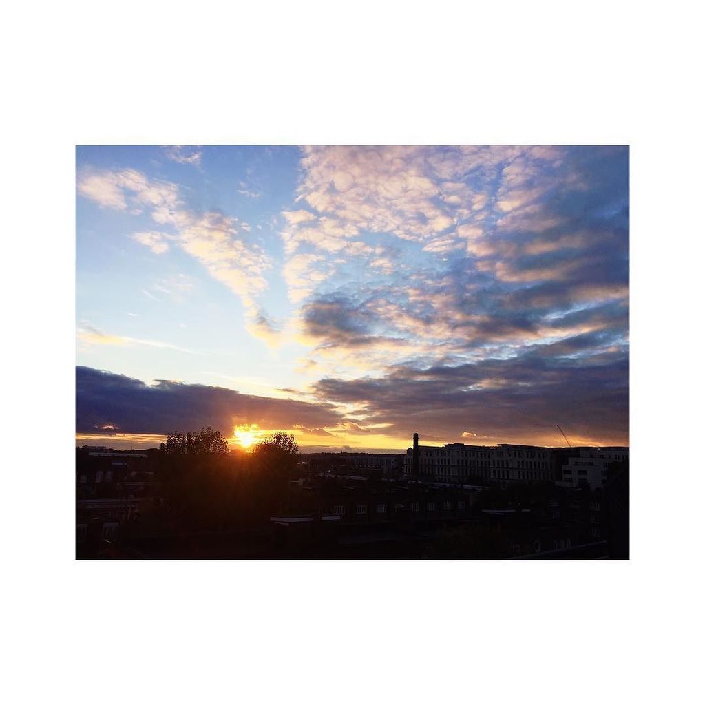 themakingoflola's tweet photo. Less than a month to go... #sunset_itis #countdown #london #sunset #cloudpatterns https://t.co/XJzL8aflk5 https://t.co/U9dxclYsIV