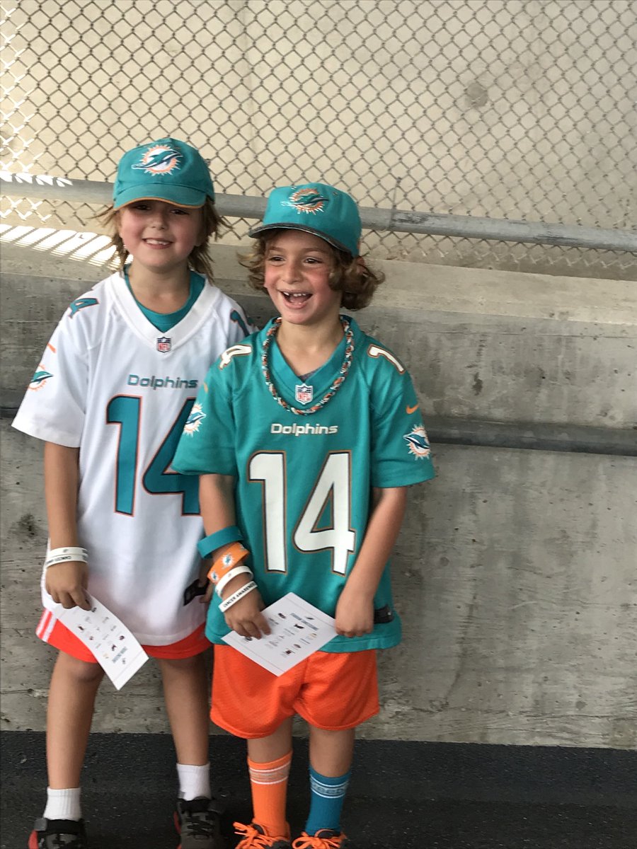 lorne29's tweet photo. Go @MiamiDolphins  #miavstenn  #Noah&amp;Chase @HardRockStadium https://t.co/rZ83uVa6Jx