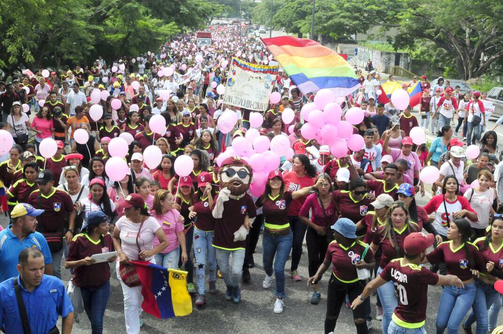 rafaellacava10's tweet photo. Simple y llenamente espectacular.Caminata de Mujeres con Lacava en el Parque Negra Hipólita.Victoria irreversible mi gente esto va a cambiar https://t.co/nxpdjfNlpT