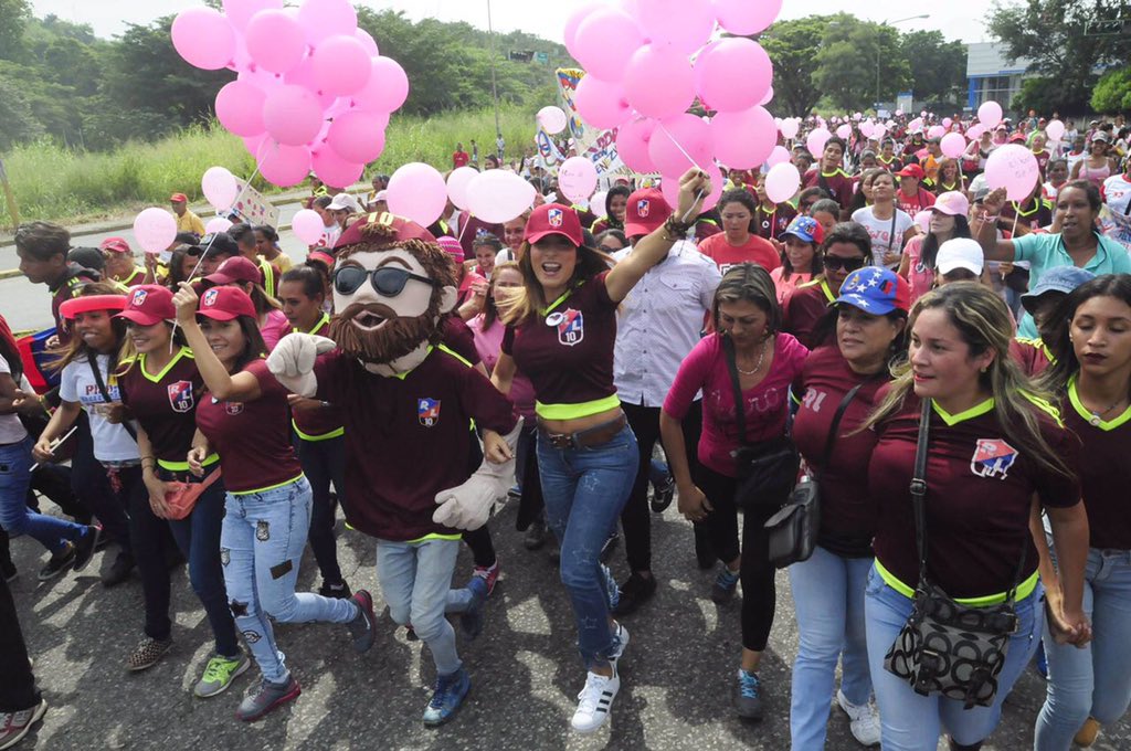 rafaellacava10's tweet photo. Simple y llenamente espectacular.Caminata de Mujeres con Lacava en el Parque Negra Hipólita.Victoria irreversible mi gente esto va a cambiar https://t.co/nxpdjfNlpT