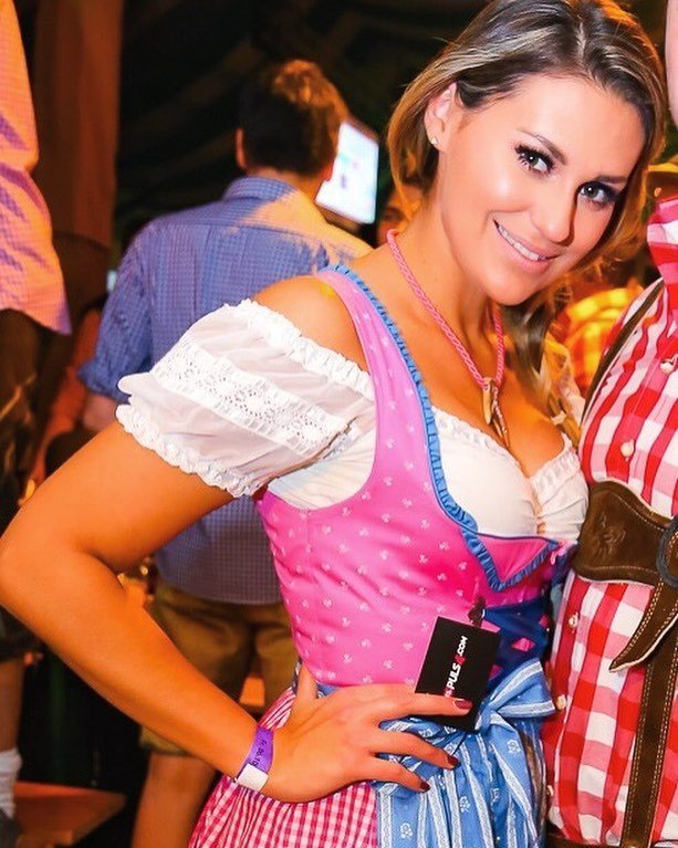 vickylash's tweet photo. #dirnd #dirndltime #wiesn #oktoberfest #madl #girl #makeup #glitter #wienerwiesn #ozopftis #holz https://t.co/5VFdEnlecx https://t.co/f87VA8REsg