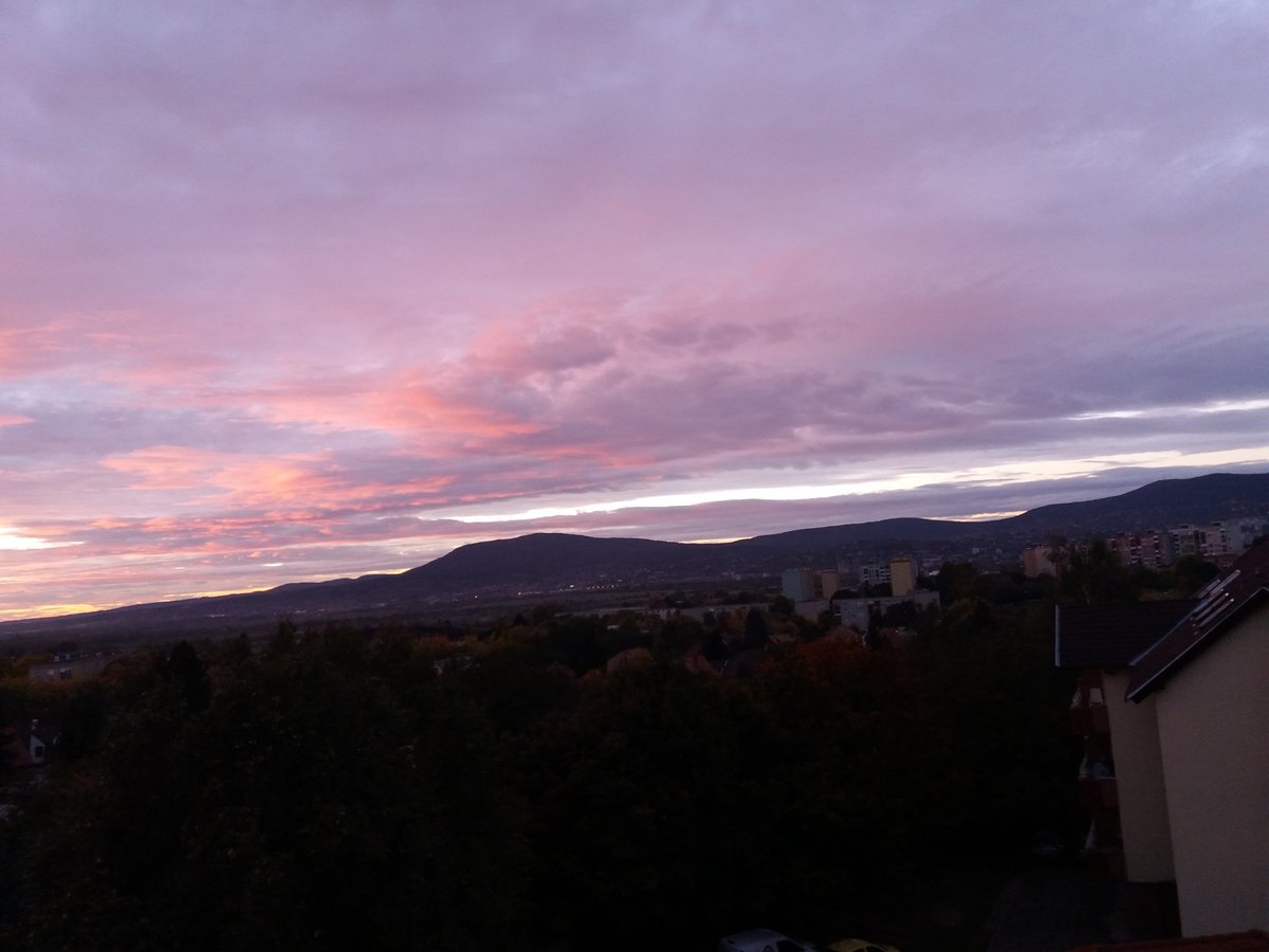 Wiru02's tweet photo. #sunset #iloveit #soomuch #omg #beautiful 😍 https://t.co/xHYTNUHHtS