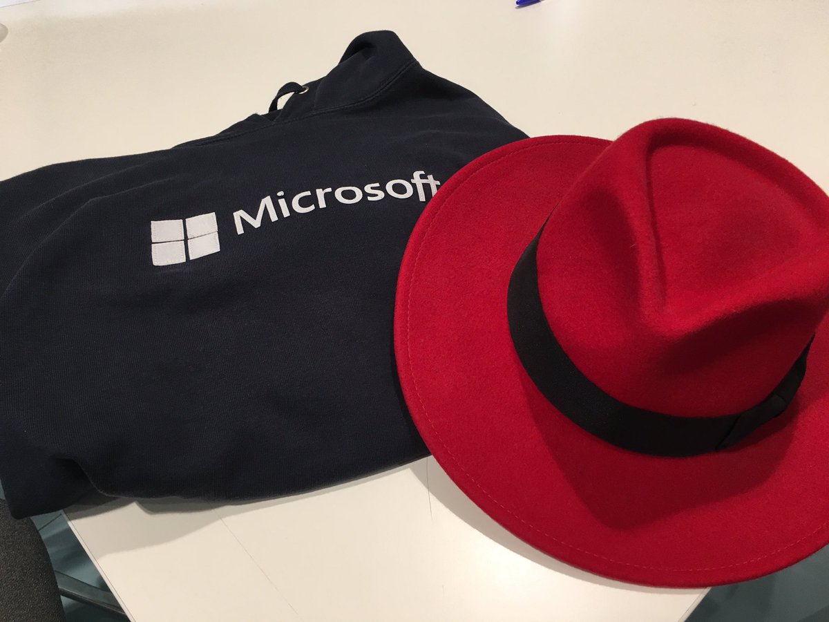 anBenedetti's tweet image. .@ugolandini alla prossima! 
#HackDev17 
/cc @RedHatItaly @microsoftitalia