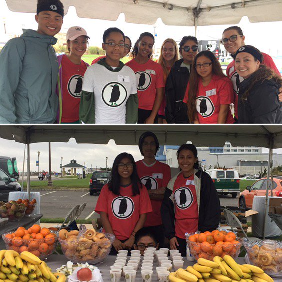 Interact_LB's tweet photo. LBHS Interact Club volunteering @ #rookrun to benefit #ValerieFund! Event raised over $350,000!! #ServiceAboveSelf https://t.co/yDLV35K2CT