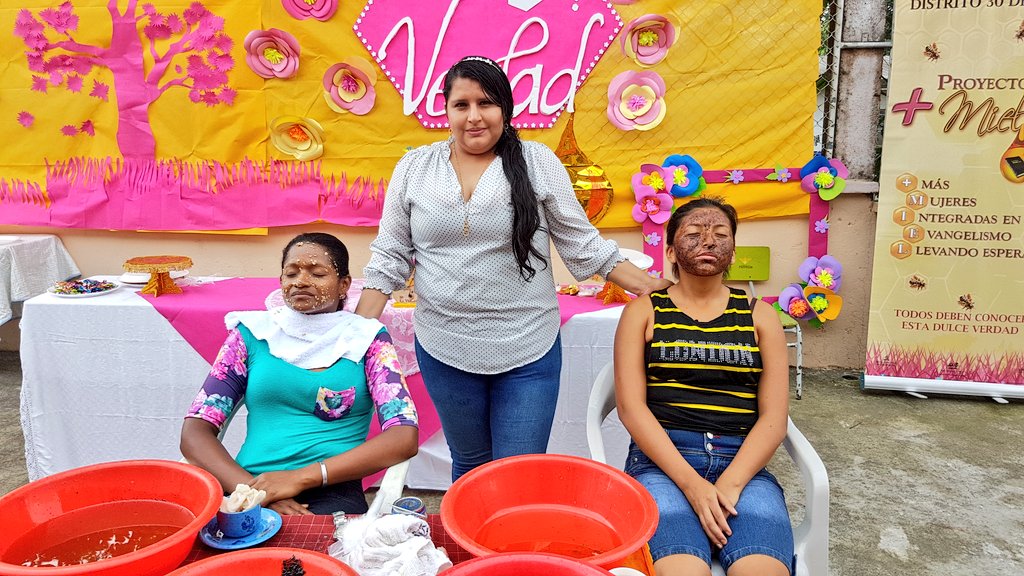 Pasvinueza1's tweet photo. Amigas participando de las limpiezas faciales iglesia 30 de julio #Proyectomasmiel @adventistasEC @AdventistasMEN @Jesseniavit https://t.co/iYRrARVU22