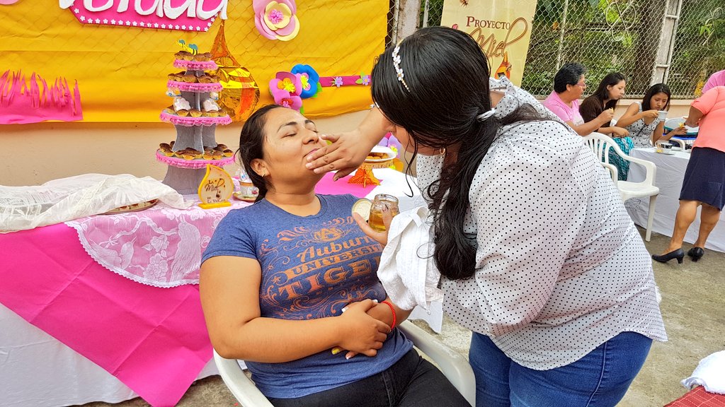 Pasvinueza1's tweet photo. Amigas participando de las limpiezas faciales iglesia 30 de julio #Proyectomasmiel @adventistasEC @AdventistasMEN @Jesseniavit https://t.co/iYRrARVU22