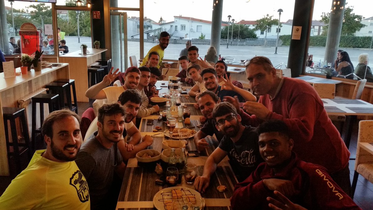 SantaCruzCF1941's tweet photo. Celebrando otros 3 puntitos!
Santa Cruz 6 - Sin Querer 2
#AGrelhaDeSardy
#SantaConmigo https://t.co/dLMhEuZcqC