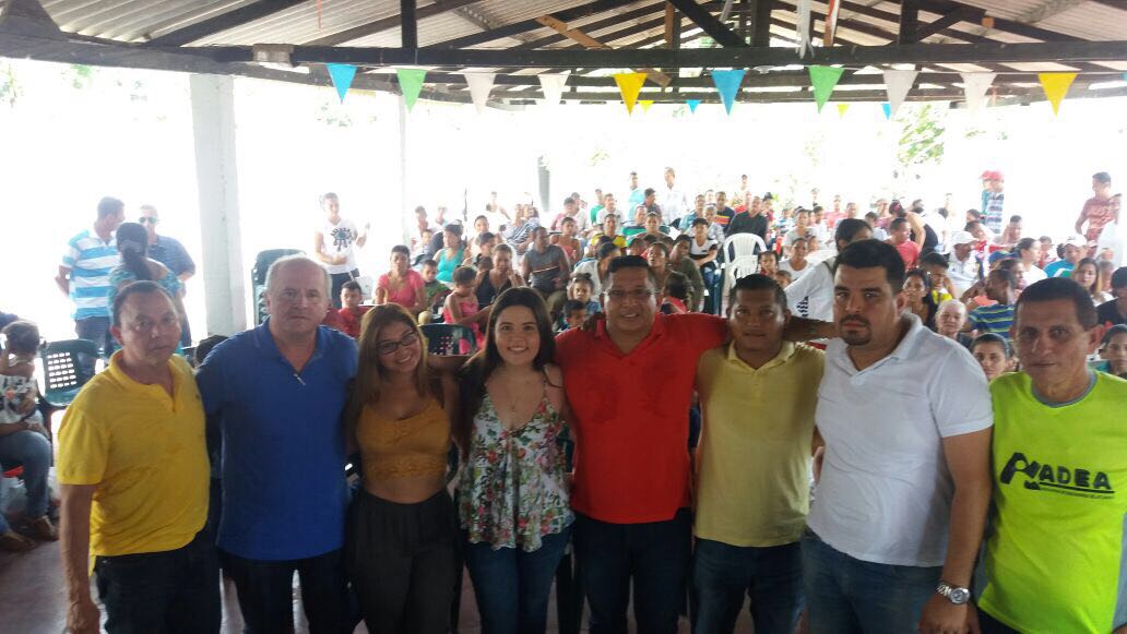 En Polo Nuevo con el Dr Edgardo Martes, más de 500 personas respaldando las aspiraciones de candidata a la @CámaraColombia Jezmi Barraza.