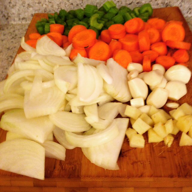 KitchenSprout's tweet photo. #RoastedButternutSquashSoup #CanadianThanksgiving  #HomeChef #Homegating #GamingNGrazing  #FoodNFootball #HappyThanksgiving #FamilyNFriends https://t.co/RVo2OiBPVa