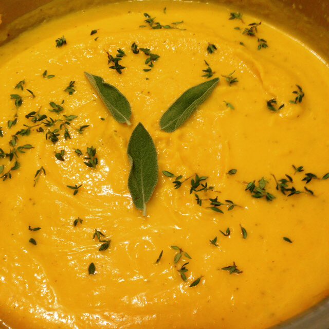 KitchenSprout's tweet photo. #RoastedButternutSquashSoup #CanadianThanksgiving  #HomeChef #Homegating #GamingNGrazing  #FoodNFootball #HappyThanksgiving #FamilyNFriends https://t.co/UpDjPKW472