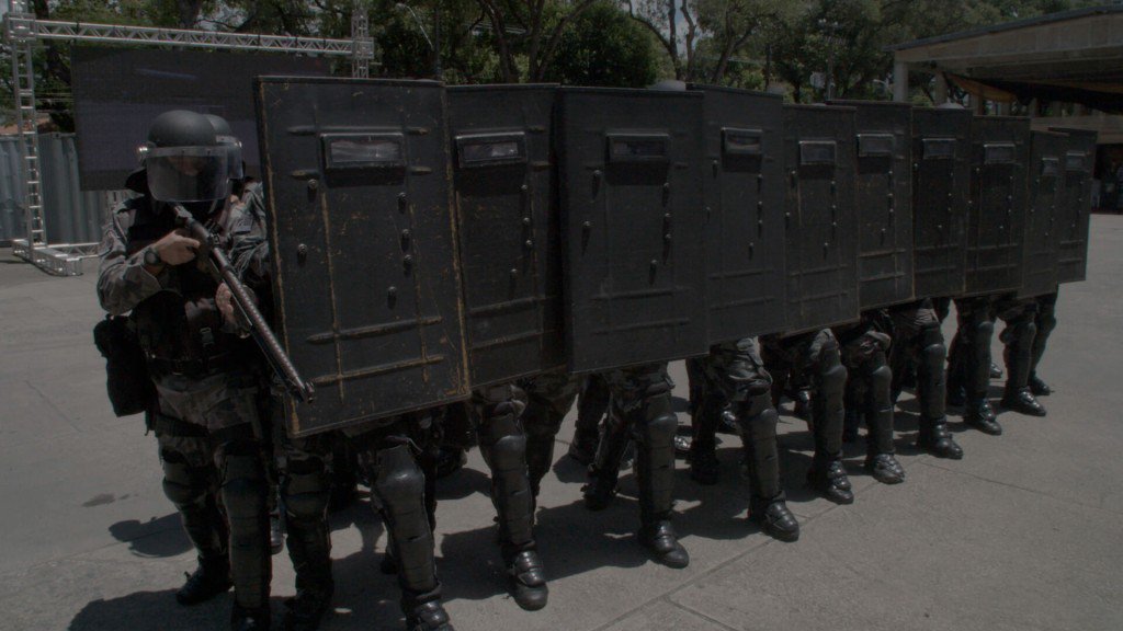 Cobertura 50º <a href="/festbrasilia/">Festival de Brasília do Cinema Brasileiro</a>: POR TRÁS DA LINHA DE ESCUDOS, de Marcelo Pedroso. Crítica de <a href="/fabridoss/">Fabridoss</a>: janela.art.br/index.php/crit…