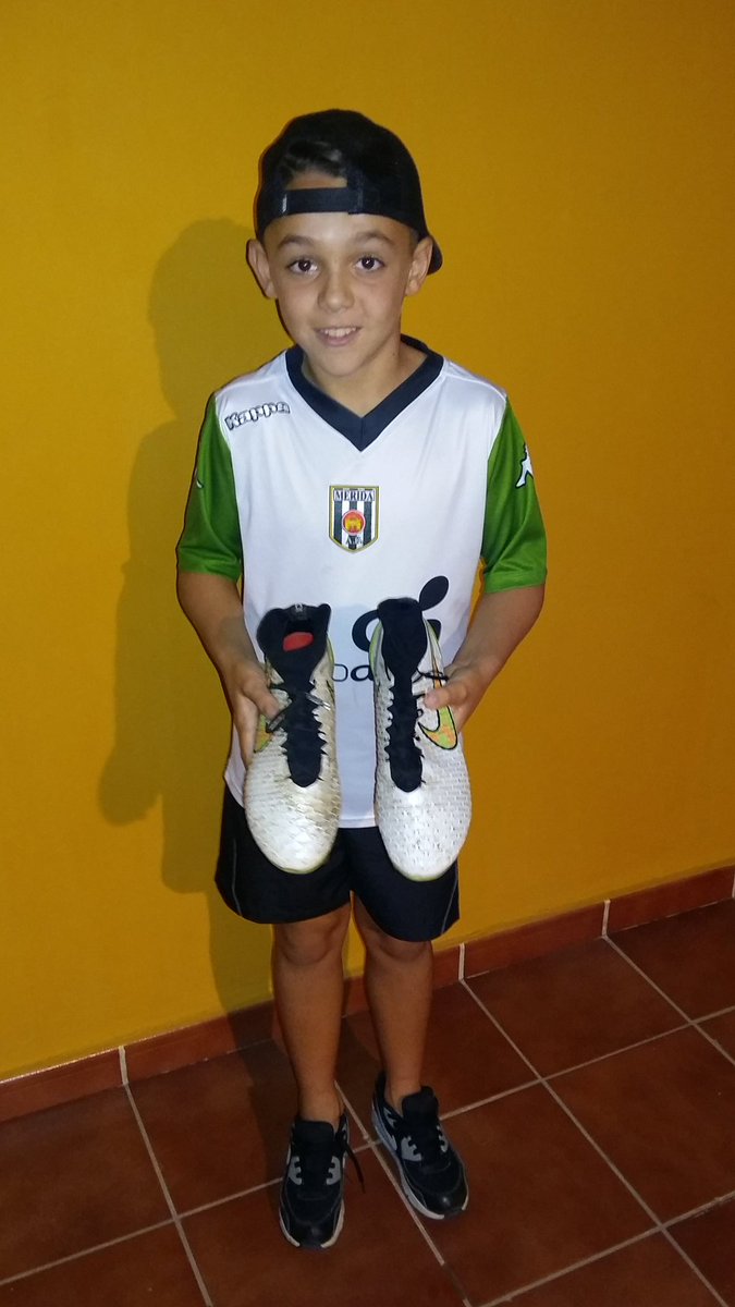 NoeliaDiazFerdz's tweet photo. La ilusión en la cara de un niño.... su equipo gana el derbi y se lleva las botas de un grande @PinaKike .Mil gracias ⚫⚪👍💪 https://t.co/5ykG16fytF