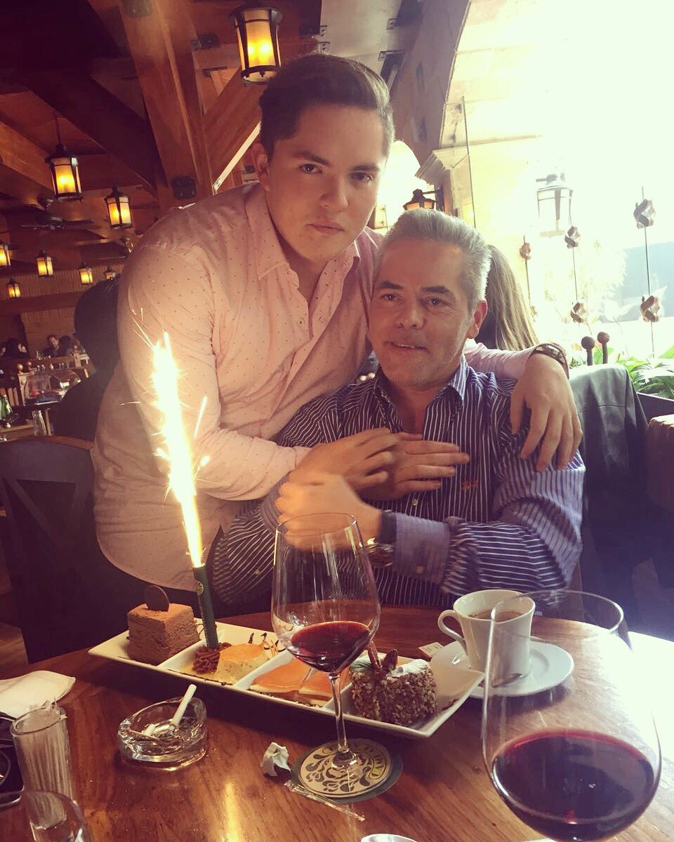 AnthonDunix's tweet photo. Mi ejemplo a seguir y un excelente amigo. Felicidades papá 🎉🎊🎈🍾 #happybirthday  #dad #celebrationtime #dunix #felizdomingo https://t.co/59zXsHzJn6