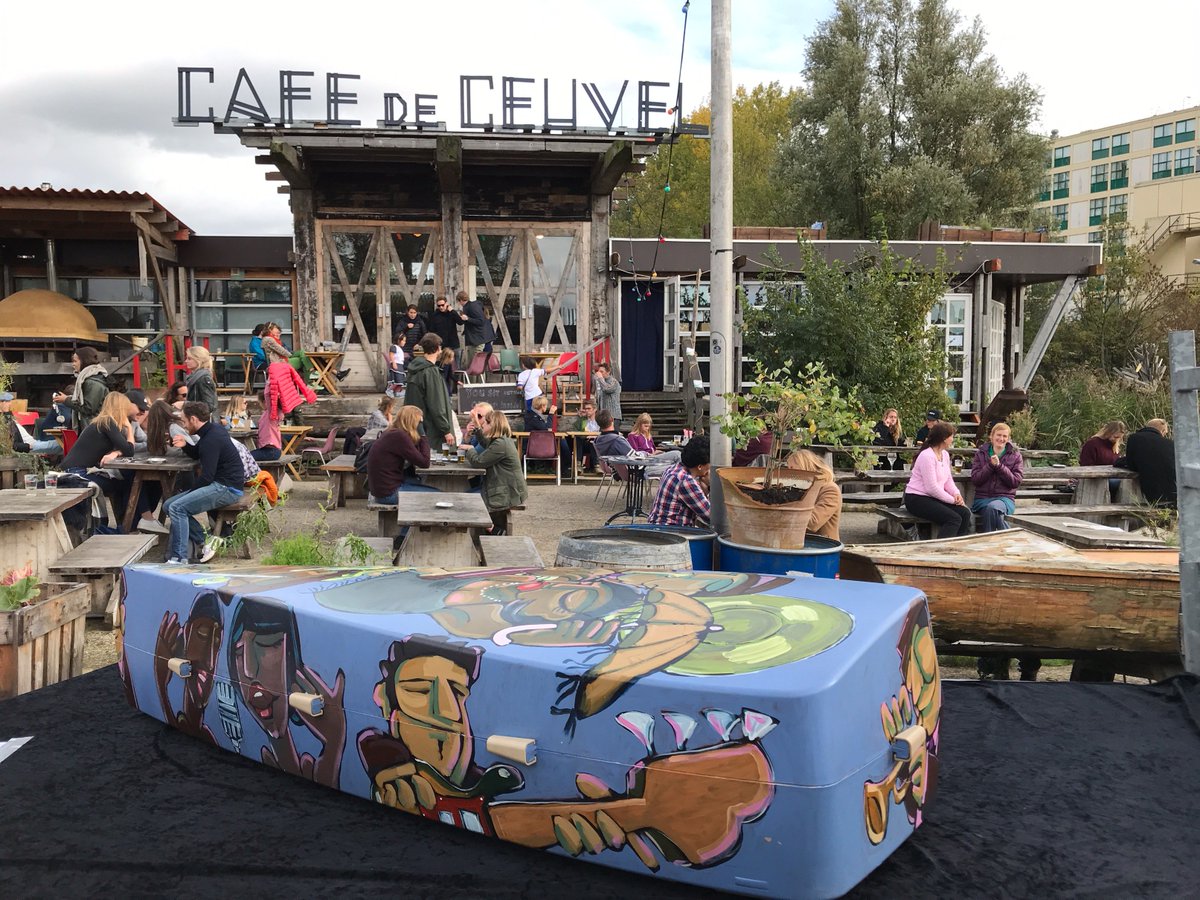Onora_eu's tweet photo. Sfeerimpressie van Onora's Kunstkisten expo bij @DeCeuvel #D100N #Duurzaam #kunstkisten2017 #uitvaartkisten https://t.co/YDnqhkdD97