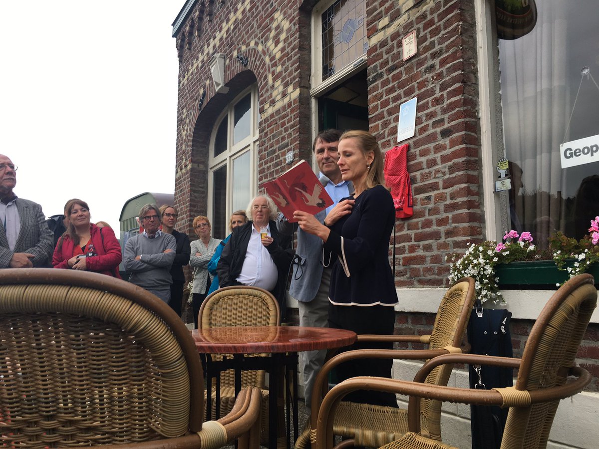 MtrComponisten's tweet photo. Ontroerend moment, Borika van den Booren spreekt haar vader en moeder toe, over haar mooie jeugd bij de componist Jo van den Booren. https://t.co/3vEFWHAVAf