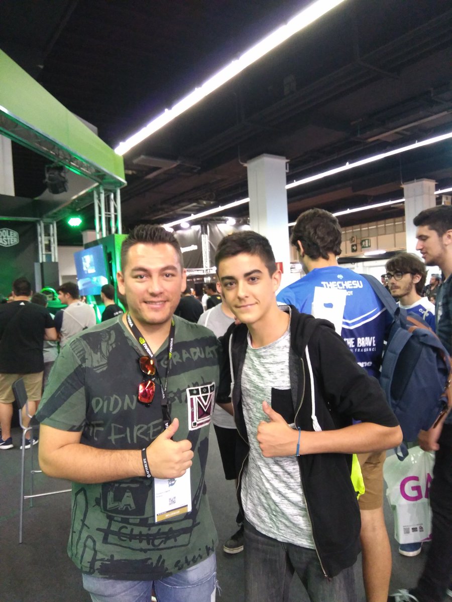 AleXxit09's tweet photo. Foto con el bueno de @XxStratusxX en #BarcelonaGamesWorld2017 https://t.co/HeCgj8lCG2